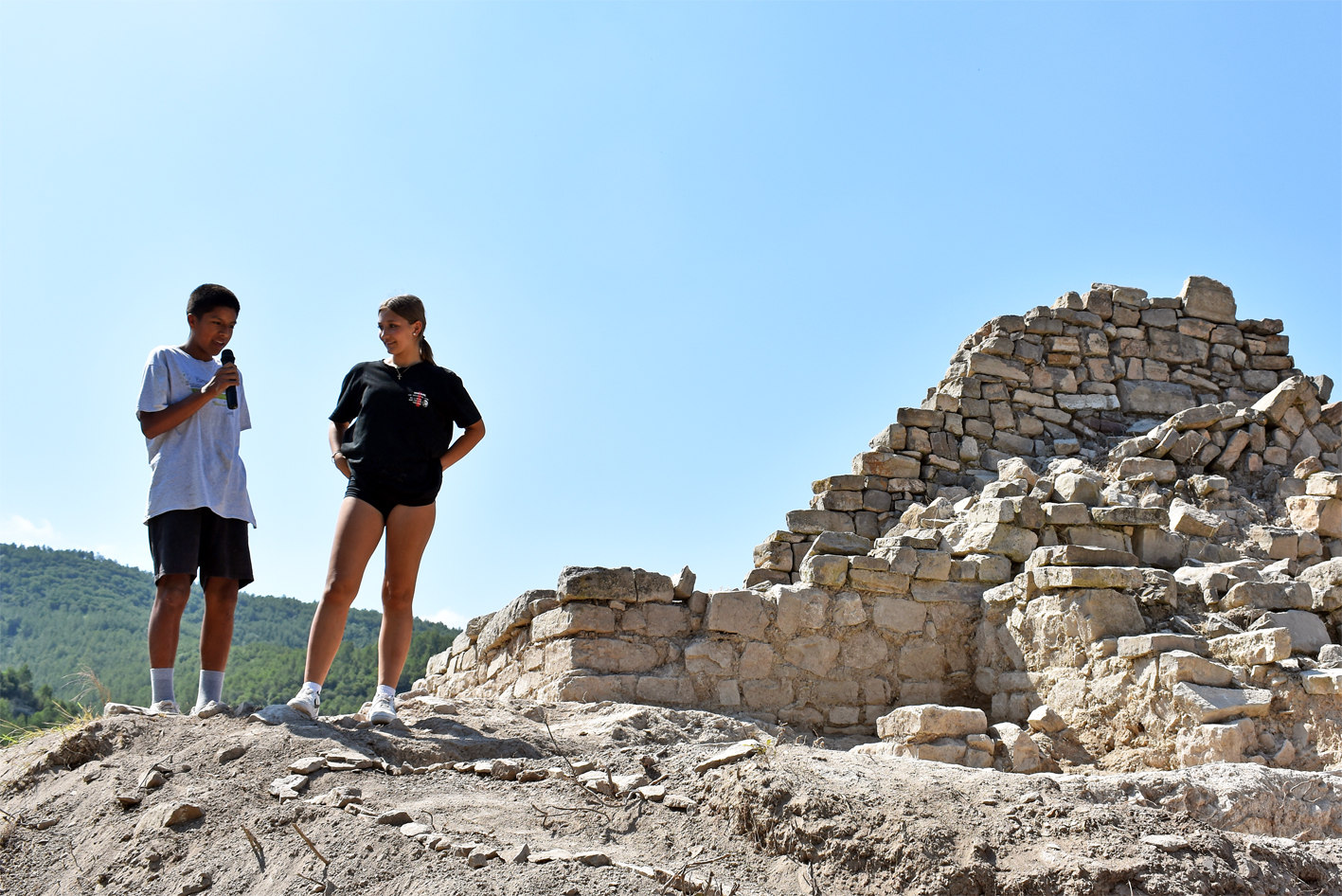 Alumnes de l'Institut Mig-M&oacute;n expliquen les troballes de la 18a Campanya d'Excavacions Arqueol&ograve;giques, durant la visita de cloenda d'aquesta edici&oacute;, a l'Espai Patrimonial de les Guixeres.