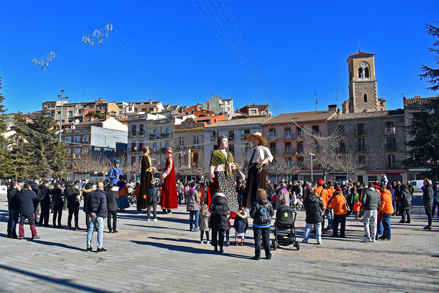 Ballada de gegants a la plaÃ§a de Sant Joan, al final de la cercavila de la Festa de Sant SebastiÃ .