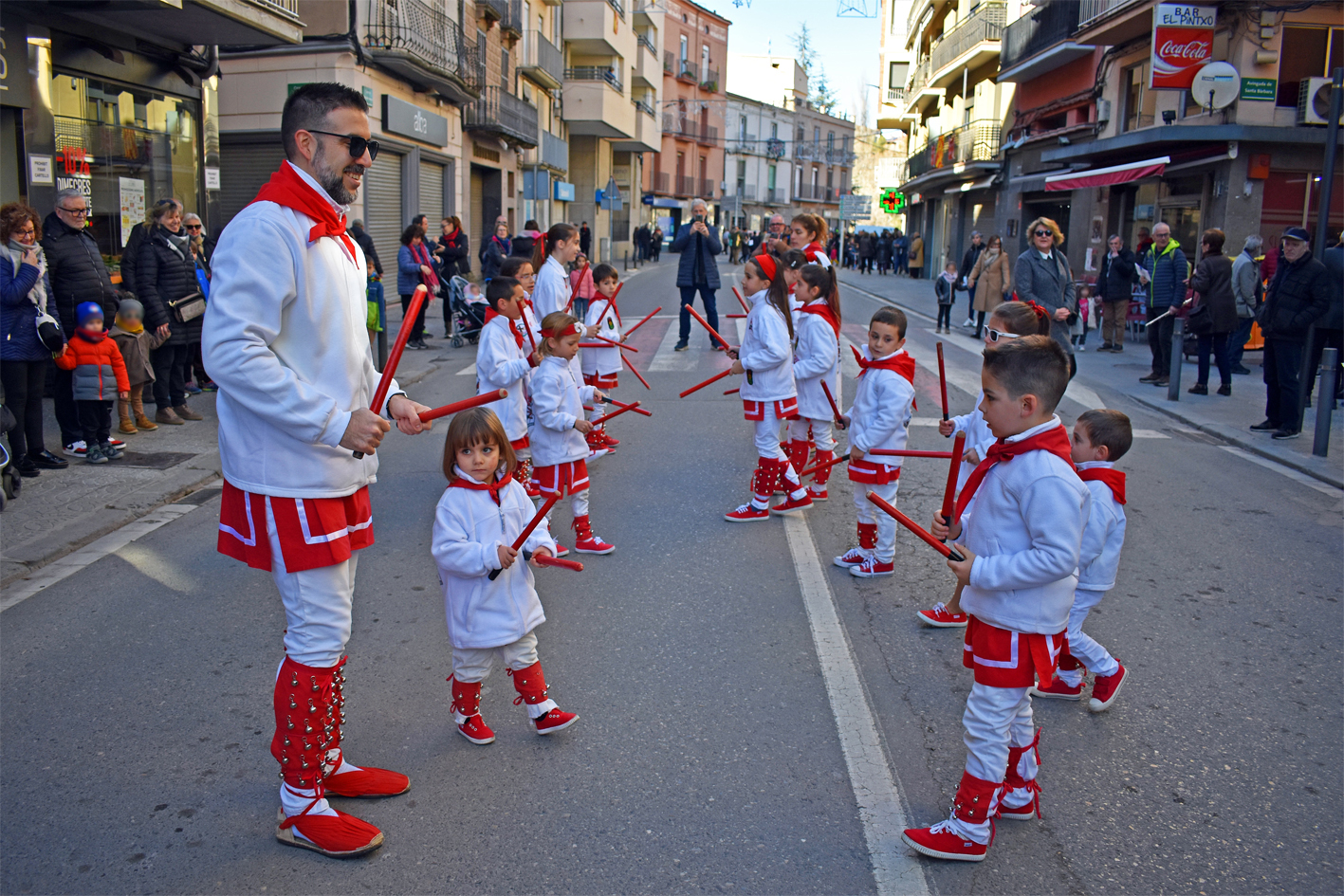 Els Bastoners de lâ€™AgrupaciÃ³ Sardanista, durant la cercavila de la Festa de Sant SebastiÃ .