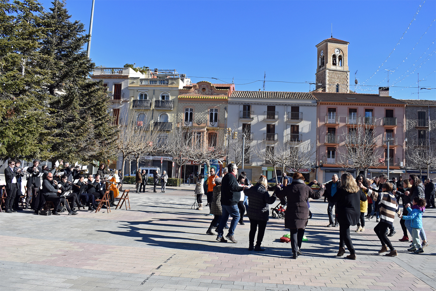 Sardanes amb la Cobla SÃºria a la plaÃ§a de Sant Joan, desprÃ©s de la cercavila de la Festa de Sant SebastiÃ .