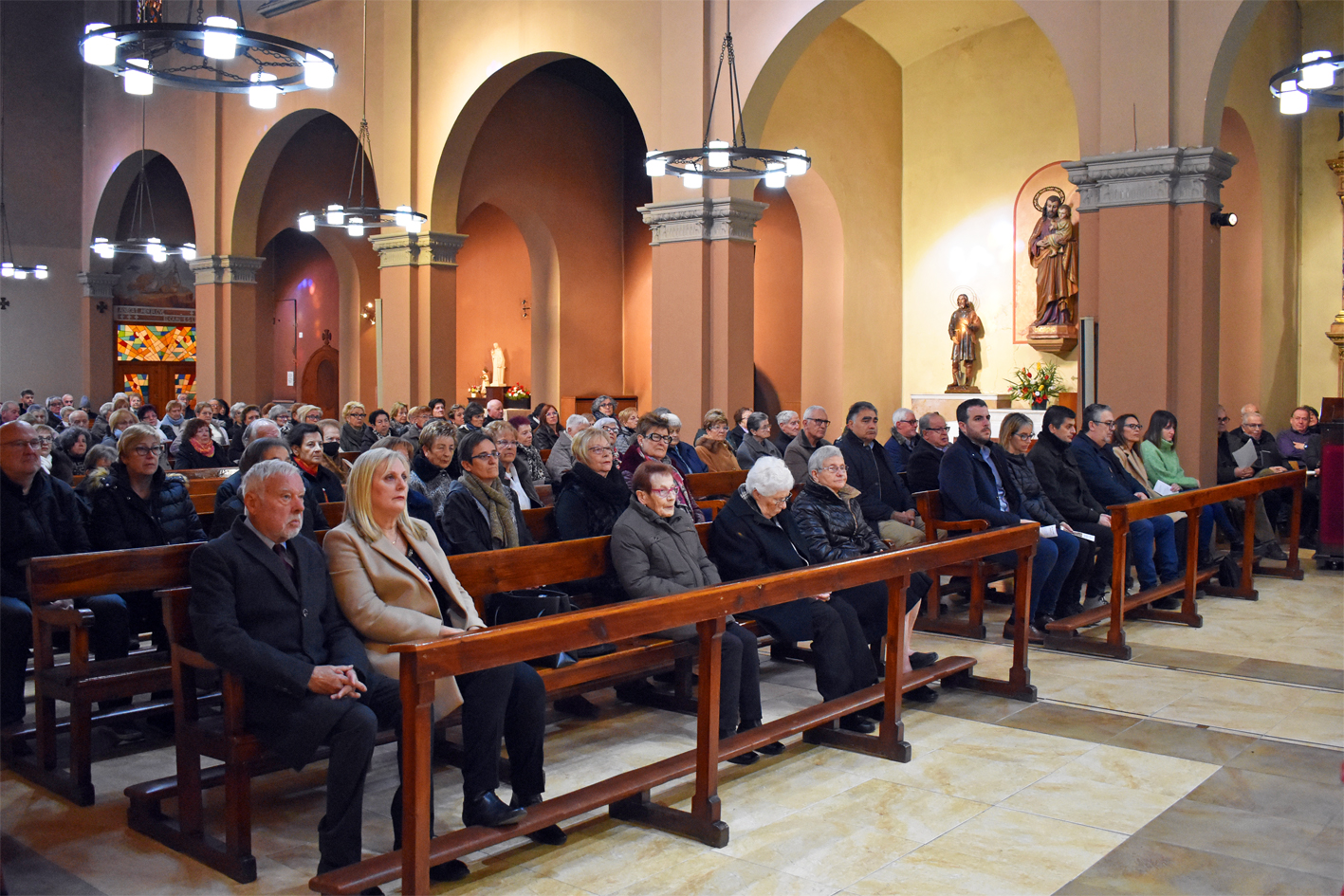 Vista parcial de les persones assistents a la missa de renovaciÃ³ del Vot de Poble a Sant SebastiÃ .