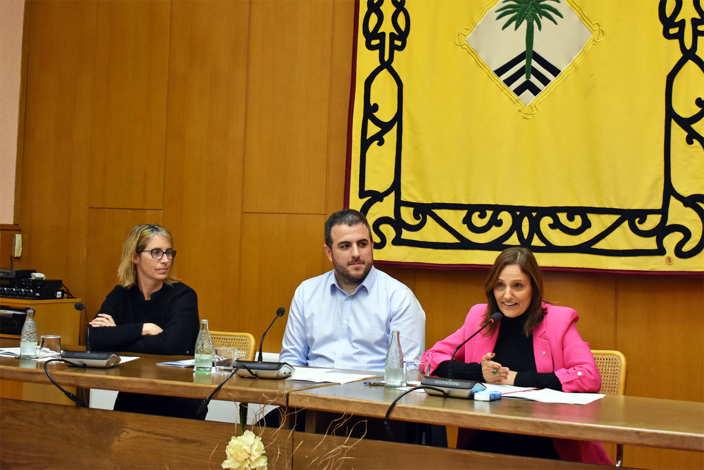 La directora general de Serveis Socials de la Generalitat, la surienca Mariona Homs, pronuncia el pregó de la Festa de Sant Sebastià, al costat de l'alcalde Albert Coberó i de la regidora de Festes, Alba Santamaria.
