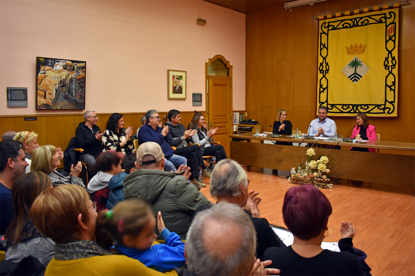 Aplaudiments per al pregÃ³ de la Festa de Sant SebastiÃ , pronunciat per la directora general de Serveis Socials de la Generalitat, la surienca Mariona Homs, en el salÃ³ de sessions de la Casa de la Vila.