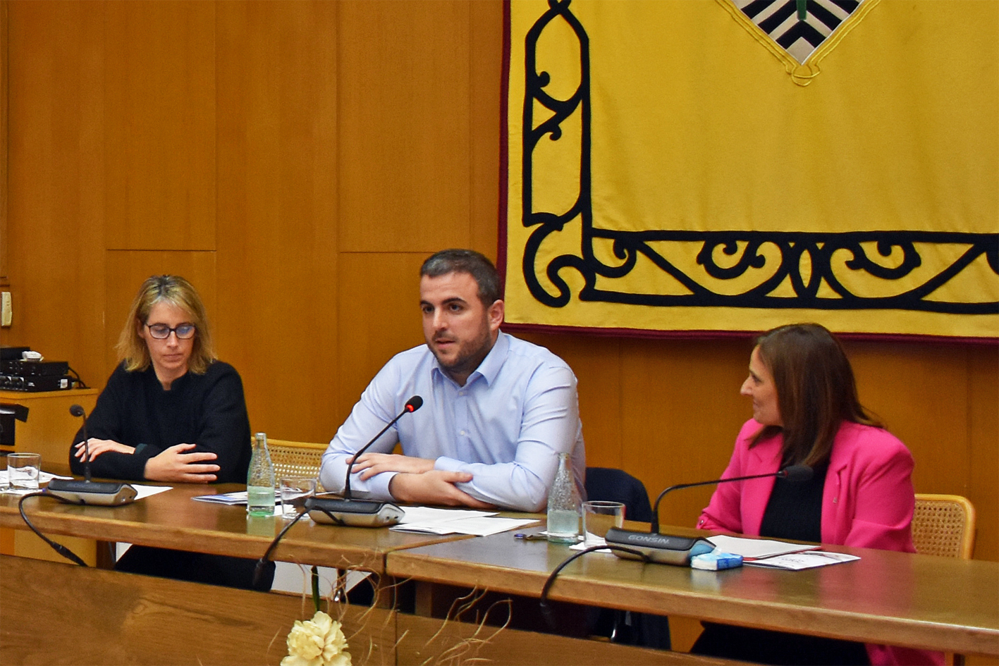 Lâ€™alcalde Albert CoberÃ³ parla durant lâ€™acte del pregÃ³ de la Festa de Sant SebastiÃ , al costat de la directora general de Serveis Socials de la Generalitat, la surienca Mariona Homs, i la regidora de Festes, Alba Santamaria.