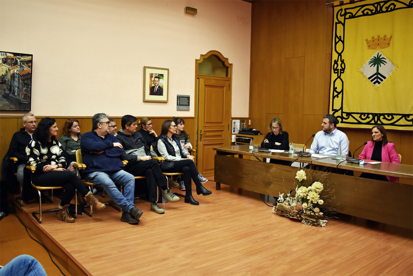 La regidora de Festes, Alba Santamaria, parla durant lâ€™acte del pregÃ³ de la Festa de Sant SebastiÃ , al costat de lâ€™alcalde Albert CoberÃ³, la directora general de Serveis Socials, la surienca Mariona Homs, i els representants de la corporaciÃ³.
