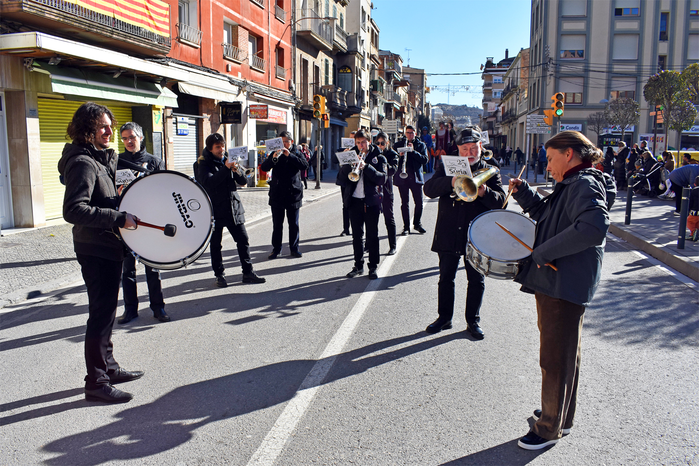 La Cobla SÃºria, durant la cercavila de la Festa de Sant SebastiÃ .