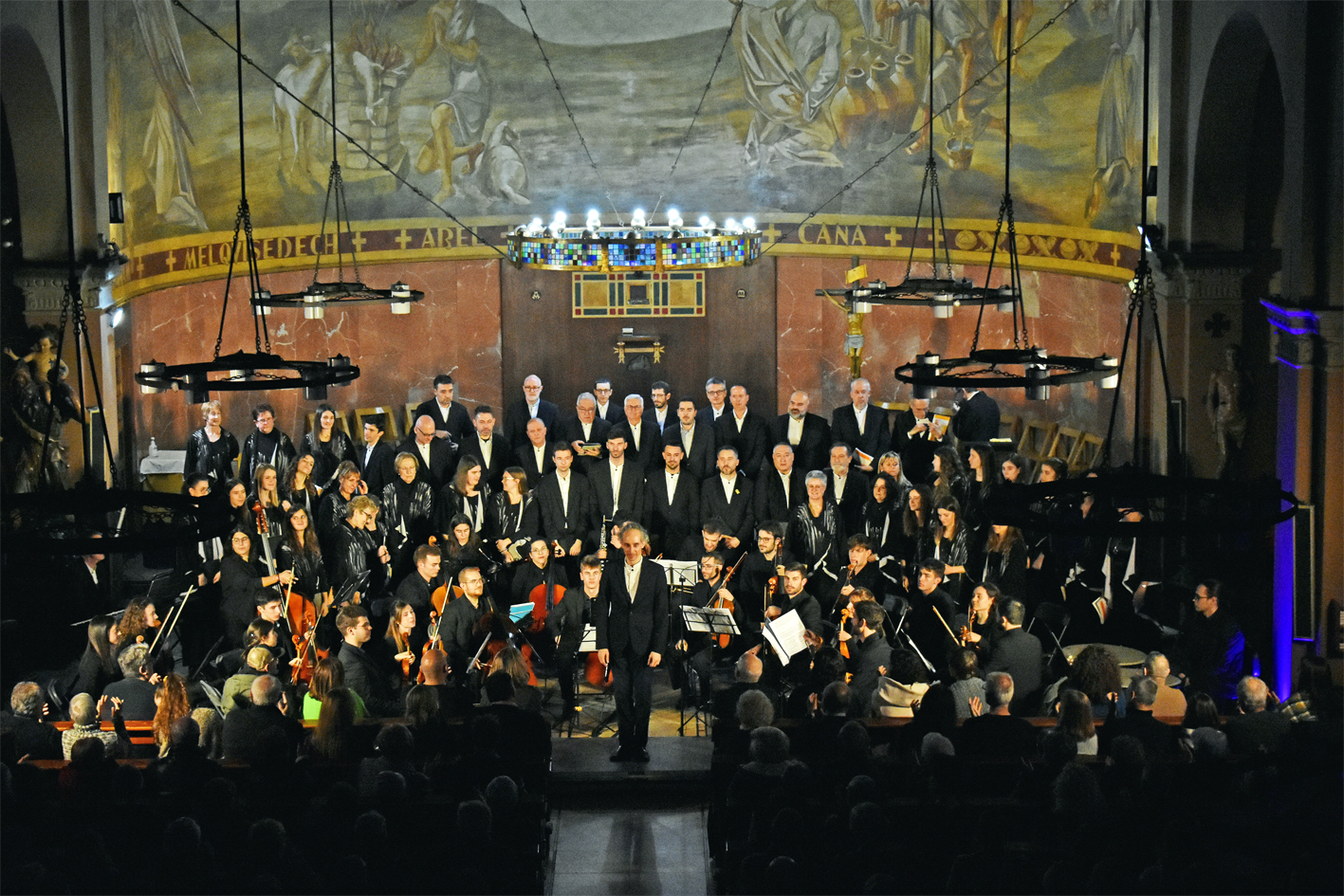 La PolifÃ²nica de Puig-reig i Camerata Bacasis agraeixen els aplaudiments del pÃºblic al final del concert dâ€™El Messies a lâ€™EsglÃ©sia Parroquial de Sant CristÃ²fol, dins de la Festa de Sant SebastiÃ .