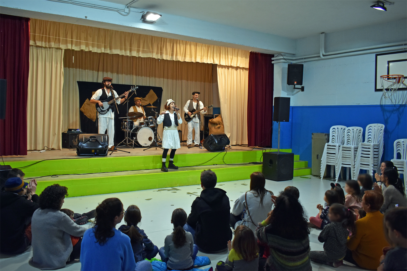 Espectacle infantil 'Pell de Gallina' de SAC Espectacles a lâ€™Escola Francesc MaciÃ , dins de la Festa de Sant SebastiÃ .