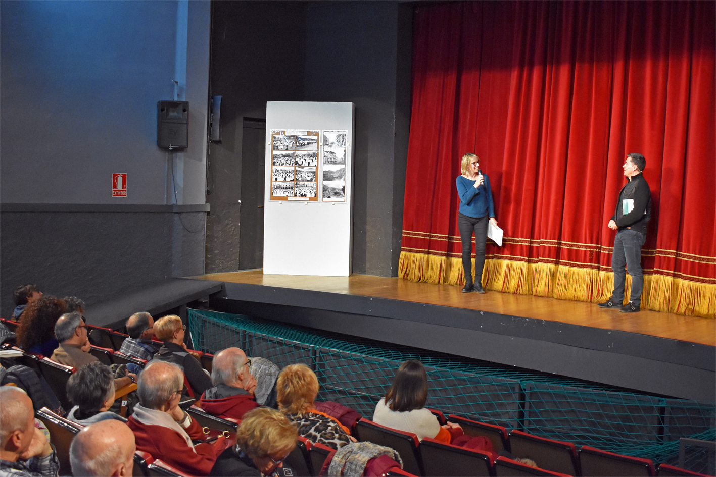 La regidora de Festes, Alba Santamaria, i lâ€™autor de la novelÂ·la 'El fabricant de records', MartÃ­ Gironell, durant lâ€™acte de presentaciÃ³ de lâ€™obra al Teatre del Foment Cultural, dins de la Festa de Sant SebastiÃ .