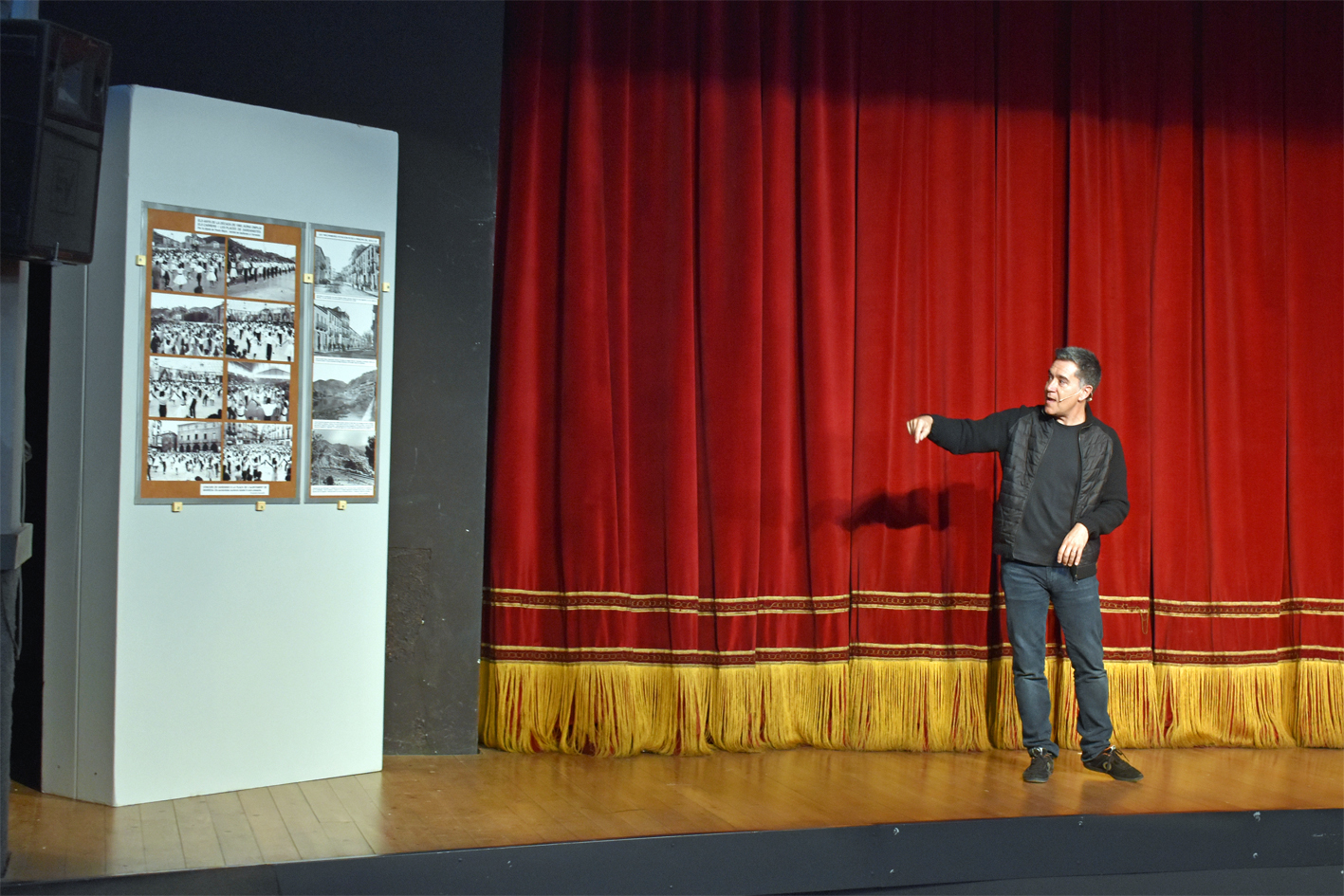 Lâ€™autor de la novelÂ·la 'El fabricant de records', MartÃ­ Gironell, parla durant la presentaciÃ³ de lâ€™obra al Teatre del Foment Cultural, al costat de plafons de Fotografia Juncadella, dins de la Festa de Sant SebastiÃ .