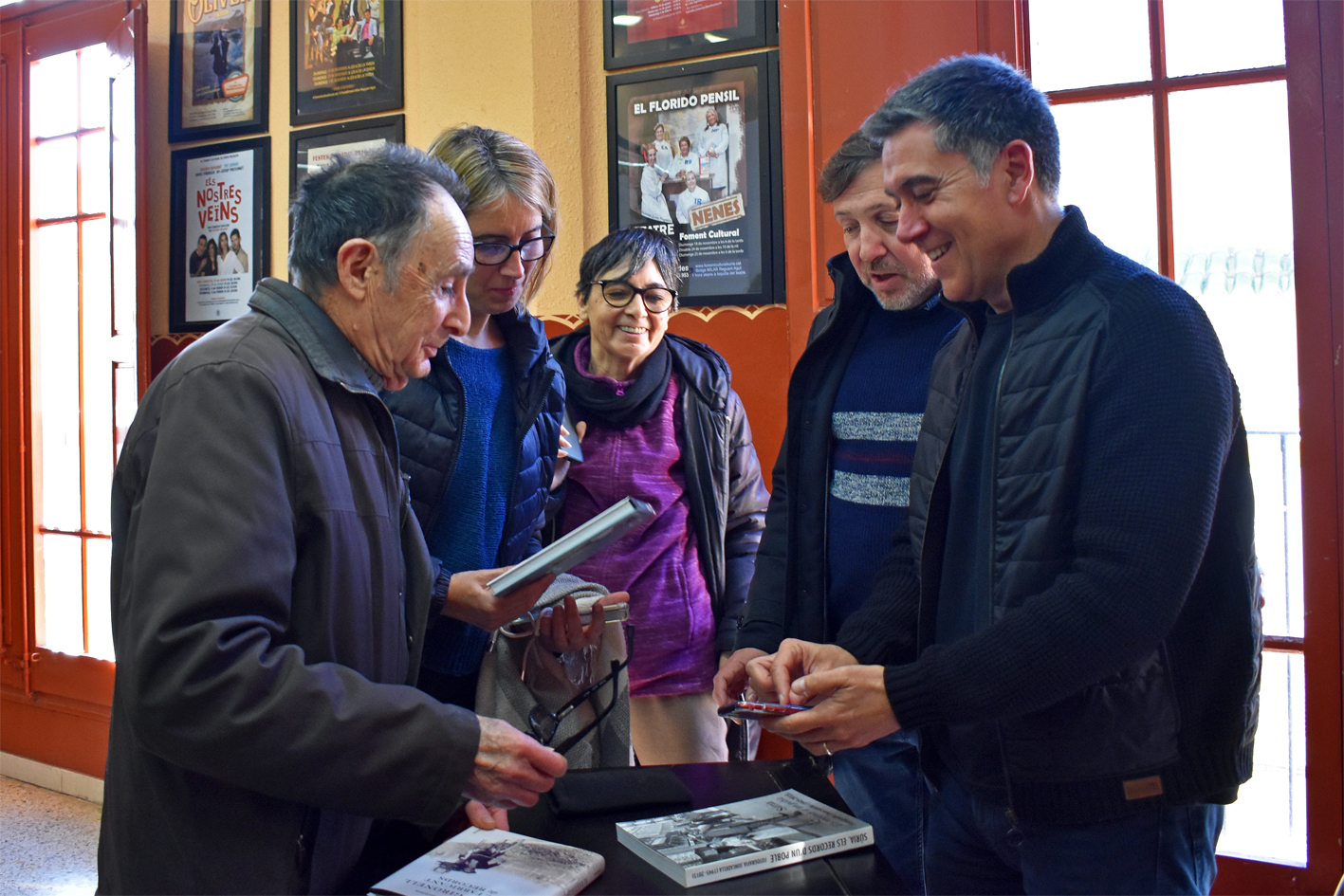 Lâ€™autor de la novelÂ·la 'El fabricant de records', MartÃ­ Gironell, amb el fotÃ²graf surienc Josep Juncadella, i la regidora de Festes, Alba Santamaria, desprÃ©s de la presentaciÃ³ de lâ€™obra, dins de la Festa de Sant SebastiÃ .