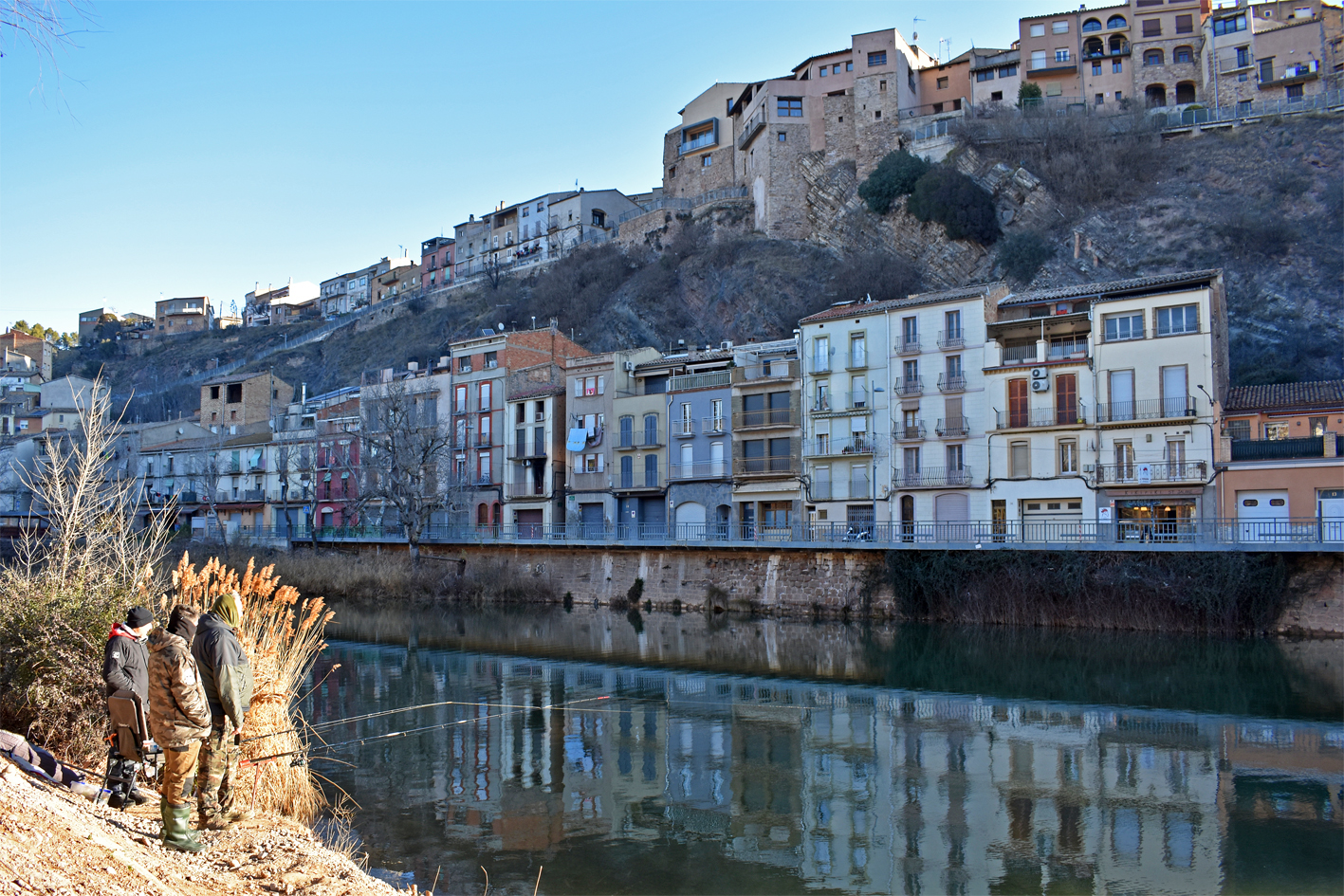 Participants en el concurs de pesca de lâ€™AgrupaciÃ³ de Pescadors Esportius al riu Cardener, dins de la Festa de Sant SebastiÃ .