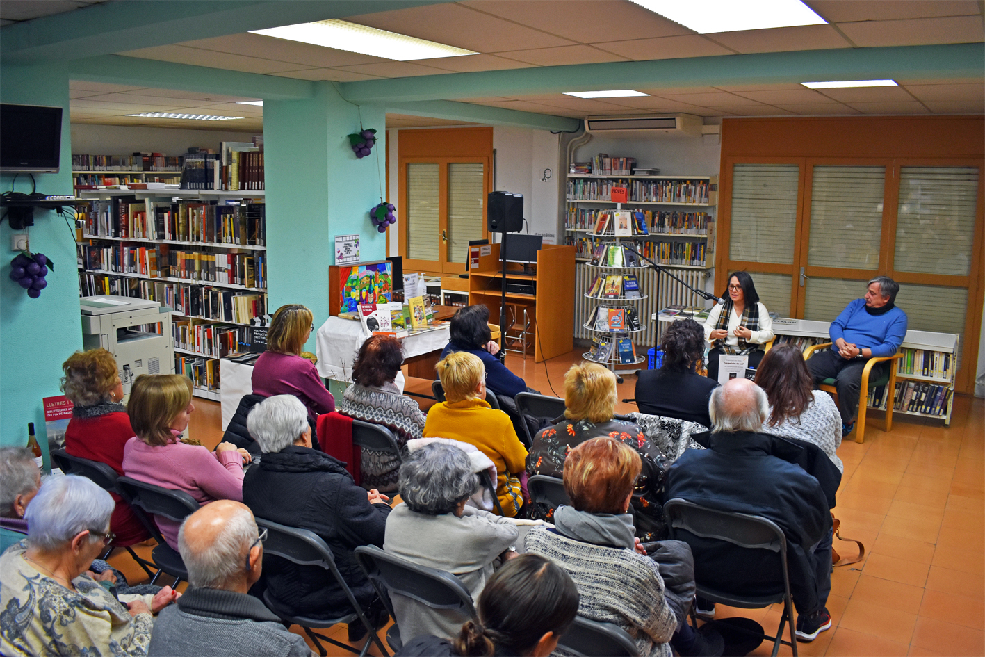 Lâ€™autora taradellenca Laura Autonell parla durant la presentaciÃ³ de la seva novelÂ·la 'Un polsim de sal' a la Biblioteca PÃºblica, al costat de lâ€™estudiÃ³s surienc Albert FÃ brega, dins de la Festa de Sant SebastiÃ .